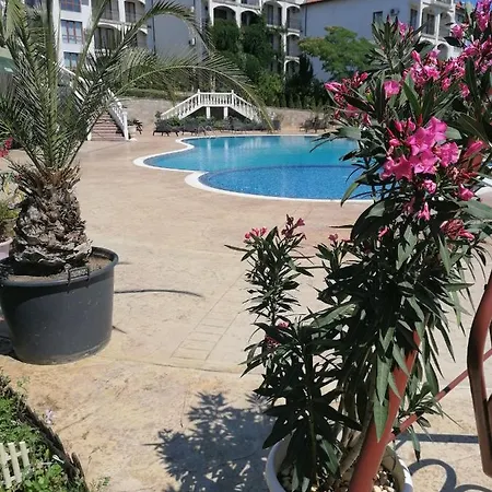 Triumph Village 아파트호텔 4*