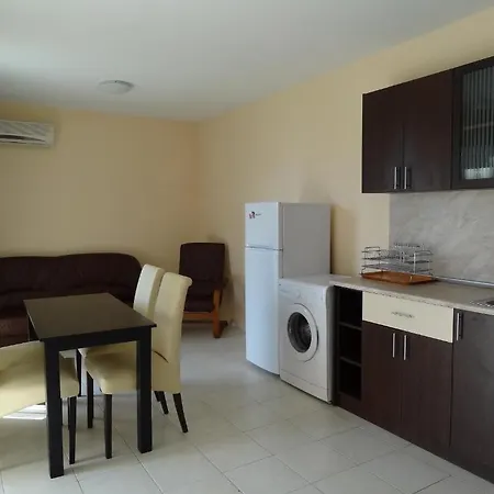 Triumph Village アパートホテル 4*